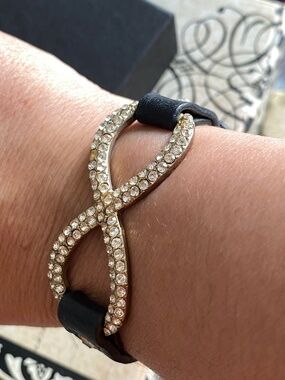 VTG Y2K INFINITY WITH CRYSTAL LEATHER BRACELET - missing stone